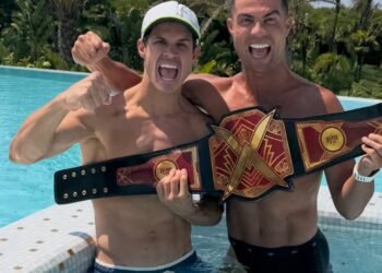Edu Aguirre celebra su victoria sobre Gastón Edul en La Velada del Año junto a Cristiano Ronaldo