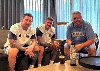 El Chiqui Tapia comparte un momento con Messi y De Paul antes del crucial partido contra Suiza