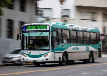 El Gobierno niega la eliminación de stickers de Malvinas en el transporte público