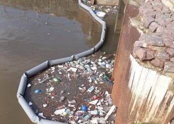 El Municipio colocó barreras de contención en los desagües pluviales y frenó la caída de más de 350 kilos de residuos al río