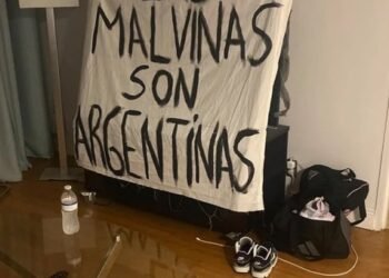 El emotivo gesto de los jugadores argentinos con la bandera de Malvinas en el Mundial 2026