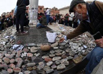 El memorial por las víctimas de la pandemia es retirado en Plaza de Mayo por precaución