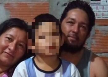 El padre de Benítez asegura que su hijo llevaba una remera al pedir una linterna
