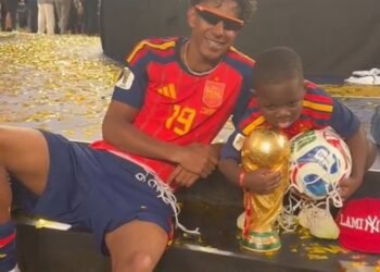 El tierno abrazo de Lamine Yamal y su hermanito Keyne tras el título mundial de España