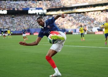 FIFA mantiene la amarilla a Olise y podría perderse la semifinal
