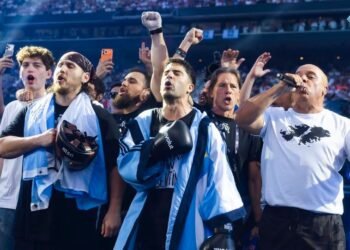 Gastón Edul hizo una entrada emblemática en La Velada del Año con la bandera de Malvinas