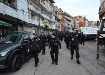 Gran operativo de seguridad en la villa 1-11-14: se secuestran drogas y se clausuran comercios ilegales