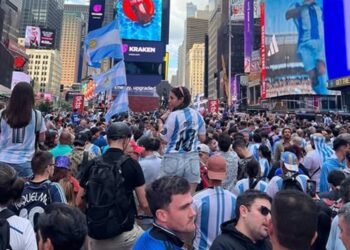 Hinchas argentinos desbordan Times Square con un banderazo previo a la final del Mundial