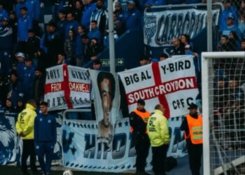 Hinchas de Godoy Cruz muestran banderas inglesas en plena previa del Argentina-Inglaterra