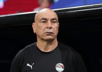 Hossam Hassan aclara su gesto durante el partido contra Argentina