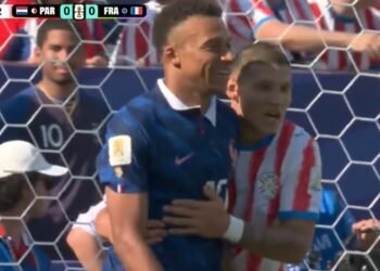 Intenso duelo entre Mbappé y Cáceres en el primer tiempo de Francia-Paraguay