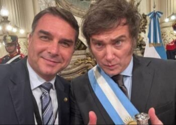 Investigan a Milei por su apoyo a Flávio Bolsonaro en Brasil