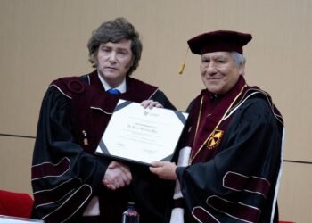 Javier Milei recibe el título de Doctor Honoris Causa en Perú