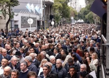 La AMIA conmemora a sus víctimas en el 32° aniversario del atentado, con la presencia de Milei