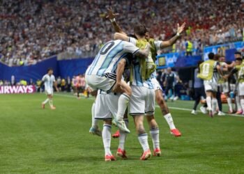 La Selección argentina resiste y avanza a cuartos de final tras una épica remontada