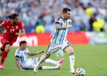 La Selección argentina rinde homenaje a Antonio Rattín con brazalete negro ante Suiza