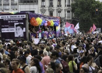 La comunidad LGBT celebra la restitución de tratamientos para adolescentes trans