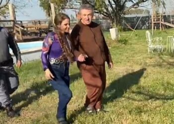 La esposa de Rudnev denuncia violaciones legales en su caso