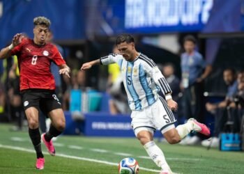 Leandro Paredes celebra el triunfo agónico de Argentina ante Egipto