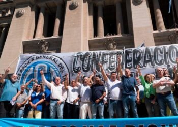 Masiva marcha de la CGT y movimientos sociales hacia el Congreso