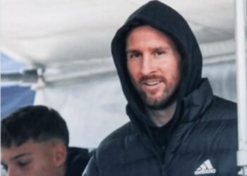 Messi disfruta de un partido de Primera C tras la final del Mundial