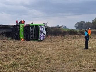 Micro se despeña de un puente en la Ruta 7: varios heridos pero sin gravedad