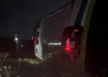 Micro se precipita desde un puente en Ruta Nacional 7: buscan a uno de los choferes