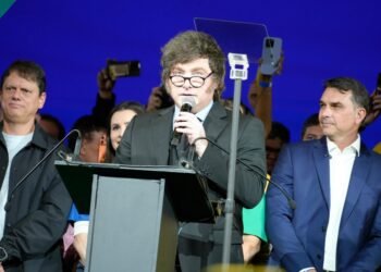 Milei respalda a Flávio Bolsonaro en su visita a Brasil