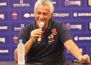 Pipo Gorosito responde a Gary Neville por críticas a Romero y Martínez