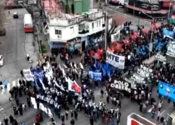 Protestas en el Puente Pueyrredón: la policía interviene para evitar cortes de ruta