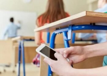 Regulaciones sobre celulares en escuelas: 11 provincias argentinas toman la delantera