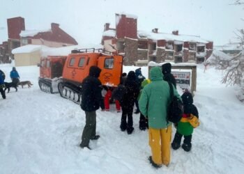 Rescatan a 30 personas atrapadas por un inusual temporal de nieve en Mendoza