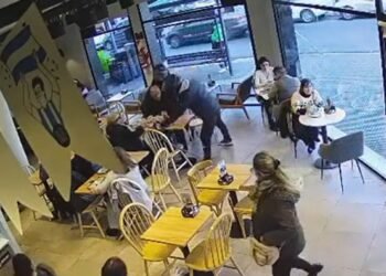 Robo relámpago en confitería de Wilde: ladrones armados se llevan un maletín
