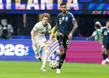 Romero y Martínez responden con ironía a Gary Neville tras el triunfo sobre Inglaterra