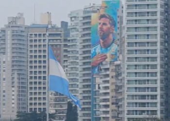 Rosario reinaugura el mural de Messi con la tercera estrella