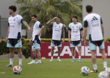 Scaloni evalúa cambios estratégicos para la semifinal contra Inglaterra