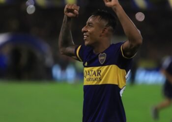 Sebastián Villa completó la revisión médica y vuelve a Boca
