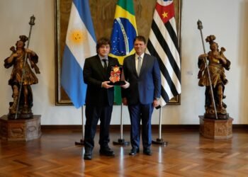 The Guardian critica a Milei tras sus encuentros en Brasil