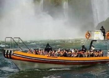 Tragedia en Cataratas del Iguazú: muere un joven neerlandés tras volcar un bote turístico