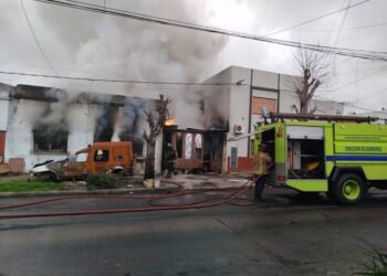 Tragedia en La Plata: Una mujer fallece y un hombre sufre graves quemaduras en incendio