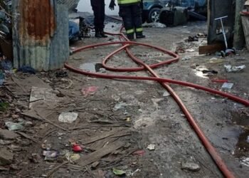 Tragedia en Los Hornos: una madre fallece en incendio y sus hijos resultan heridos