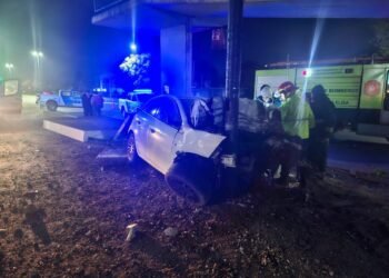 Tragedia en Villa Elisa: un joven perdió la vida al chocar su auto contra una columna