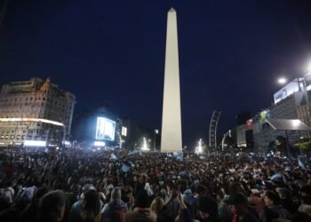 Una marea celeste y blanca inunda el Obelisco tras la victoria de Argentina en el Mundial