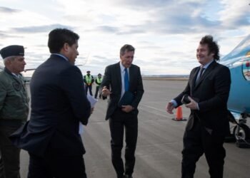 Vidal apoya a Milei mientras Santa Cruz enfrenta una crisis laboral