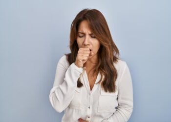 ¿Por qué persiste la tos tras una gripe? La explicación detrás de la tos postviral
