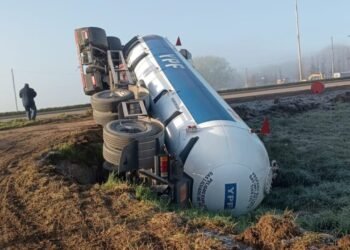 Accidente de camión de gas butano provoca corte total en Roque Pérez