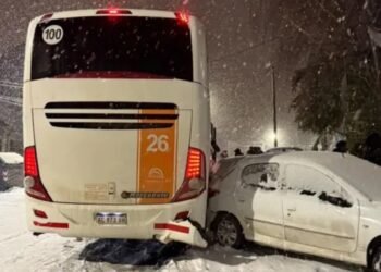 Accidente en Bariloche: colectivo con estudiantes choca contra siete vehículos por nieve