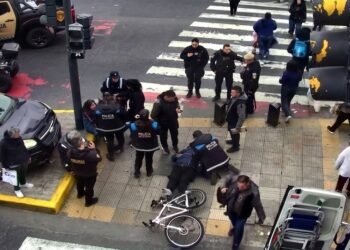 Accidente en Flores: un taxi embiste a tres peatones