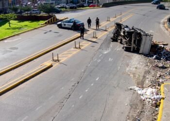 Accidente en La Boca: un camión vuelca y deja un herido