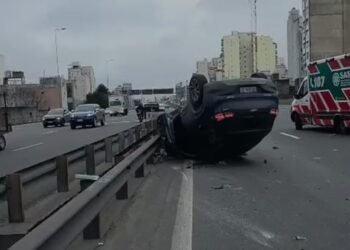 Accidente en la autopista 25 de Mayo deja dos heridos